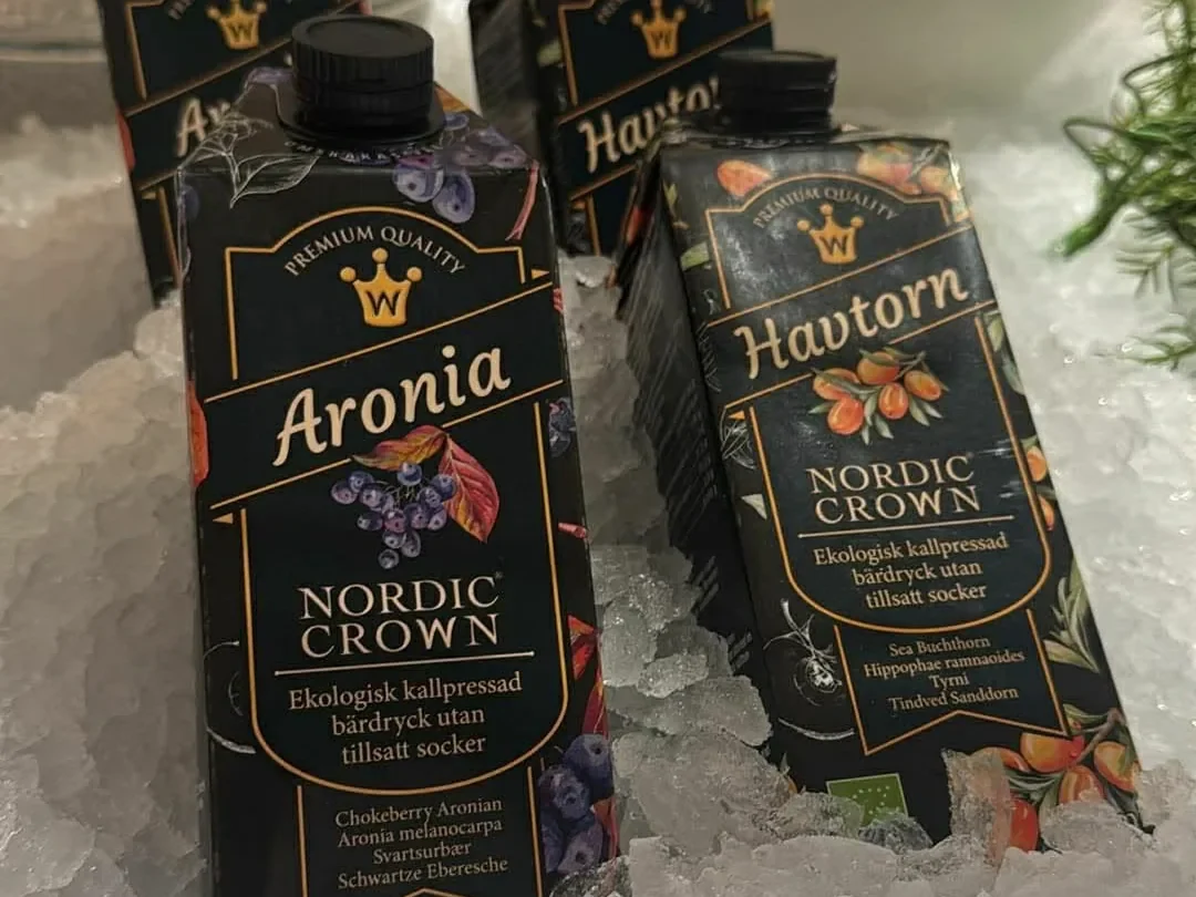 Kartonger med Nordic Crown aronia- och havtornsdryck i krossad is
