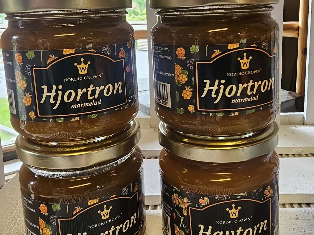 Rader av Nordic Crown-burkar med hjortronmarmelad