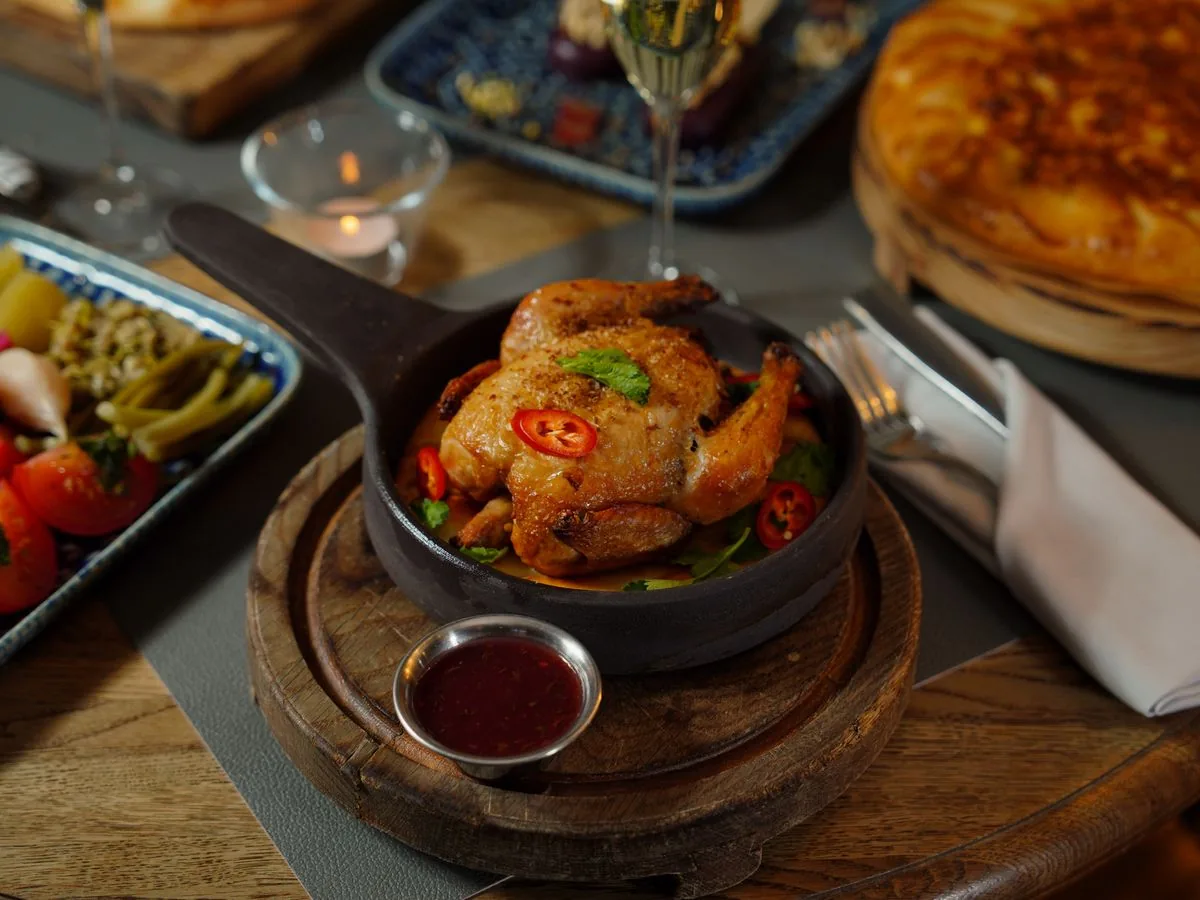 Helstekt kyckling med sås serverad på ett fat