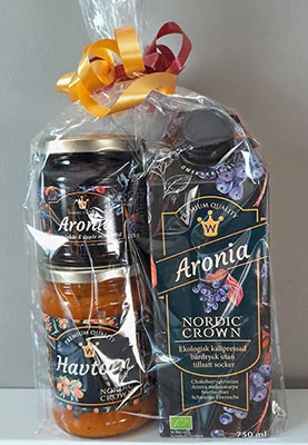 Presentpåse med Nordic Crown aroniaprodukter och guldband